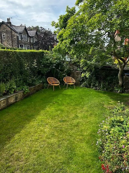 Spacious & Bright 3 Bed Harrogate Apartment 0*,